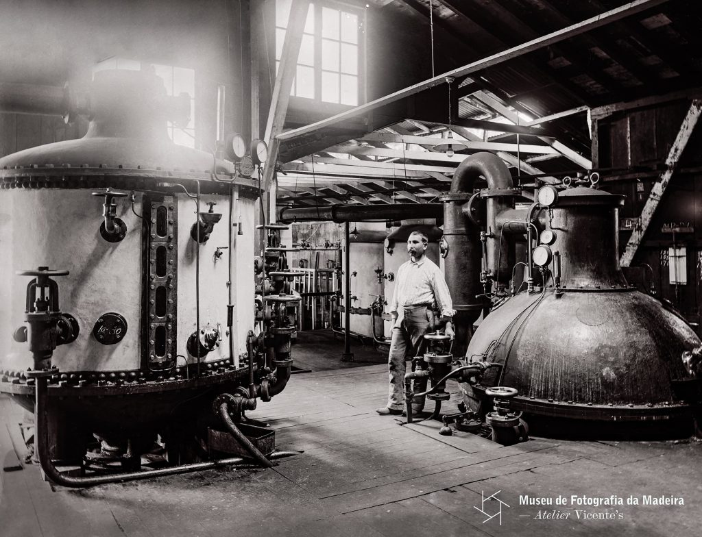 Interior de fábrica de aguardente de cana-de-açúcar (engenho) não identificada - Entre 1871 e 1905